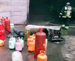 В Петропавловске пожарные вытащили 16 газовых баллонов из горящего столярного цеха